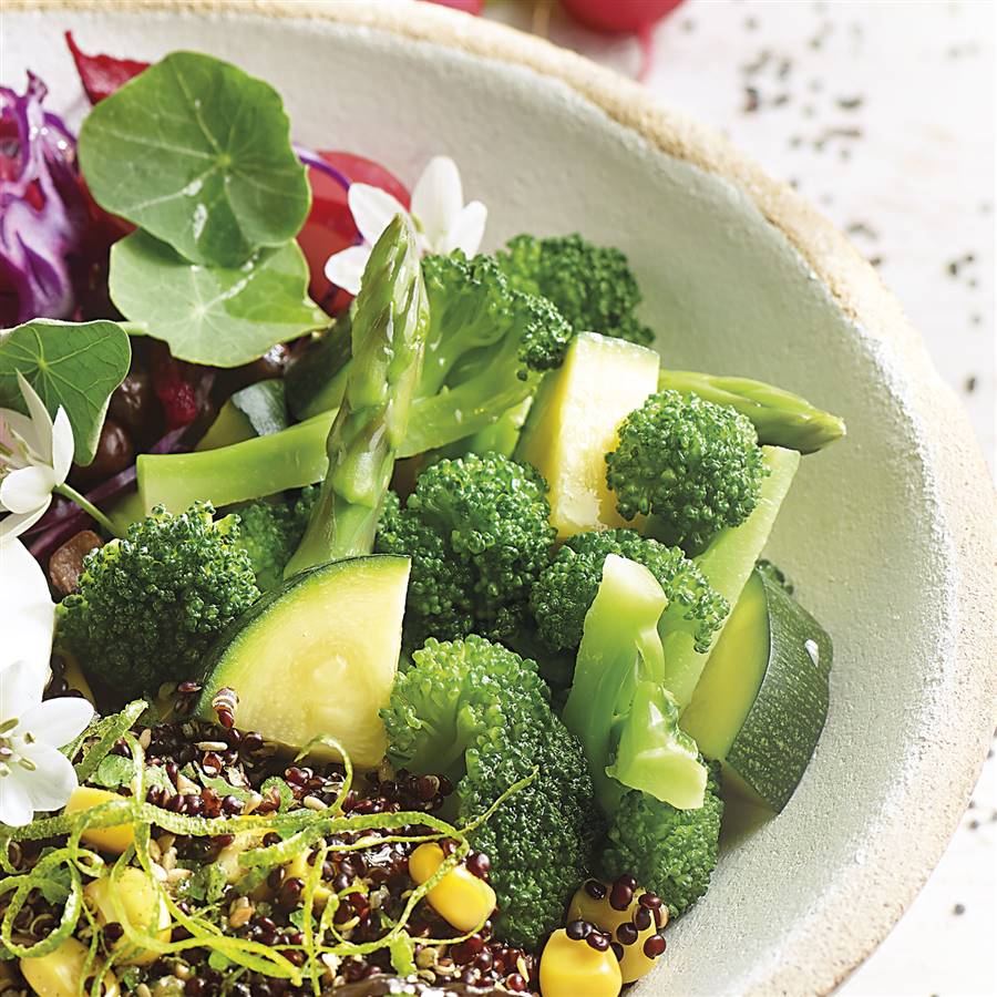 Brocolis et autres légumes cuits à la vapeur - préparation pour buddha bowl