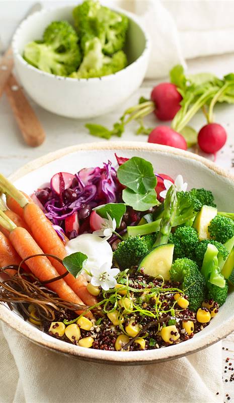 receta-buddha-bowl-quinoa-azukis-verduras-salsa-yogur