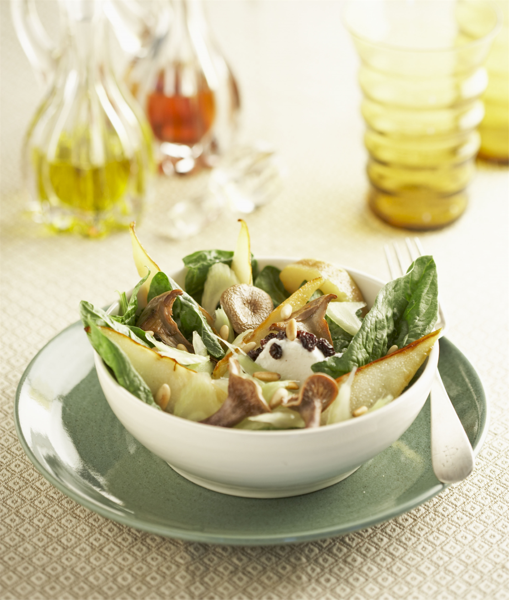 Ensalada de espinacas, setas y pera salteada