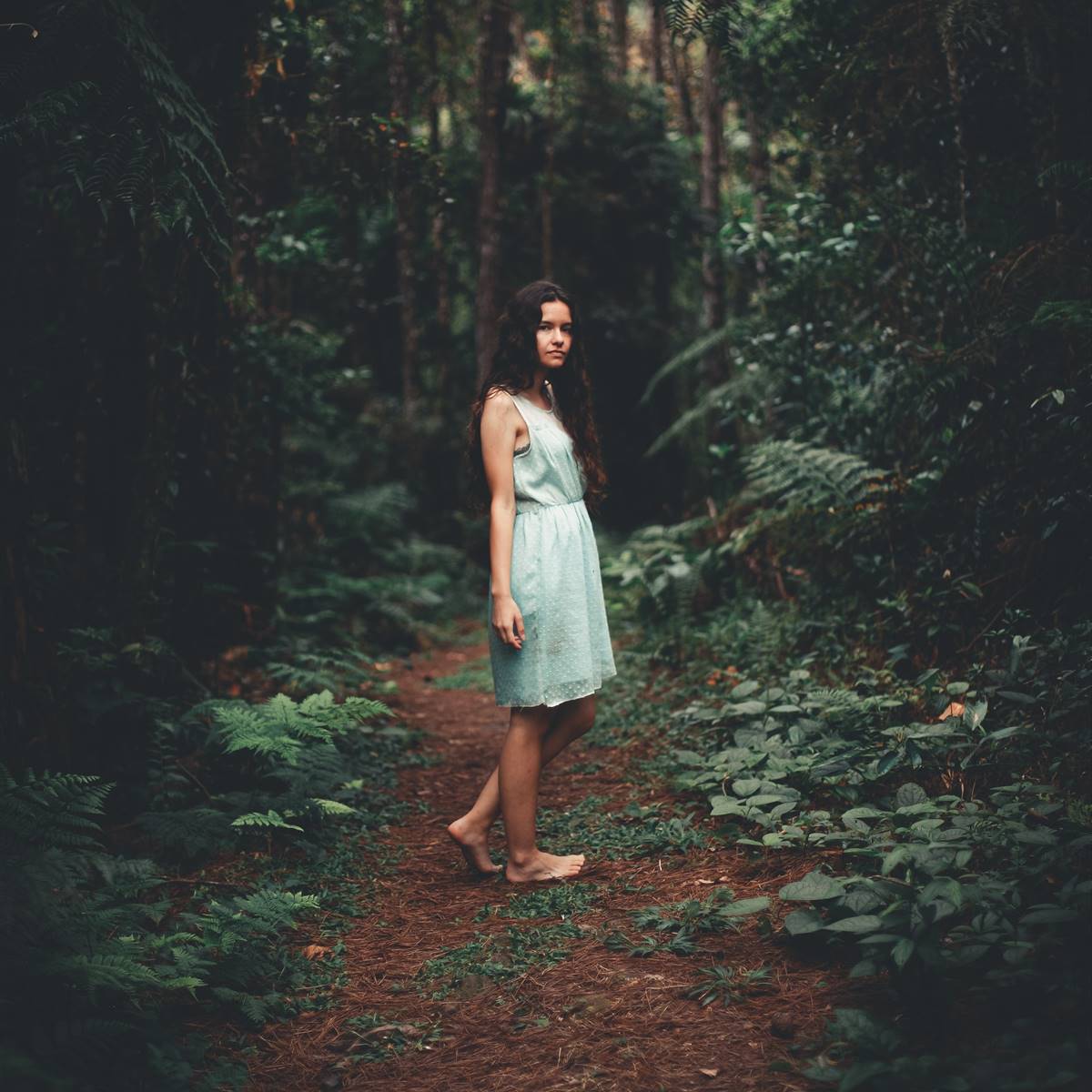 Mujer caminando descalza por el bosque