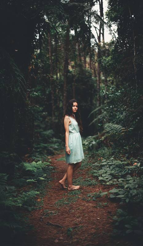 Mujer caminando descalza por el bosque