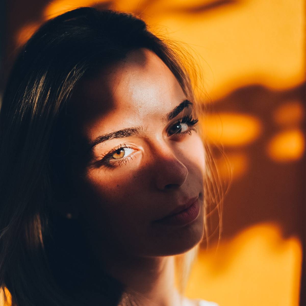 Chica en penumbra