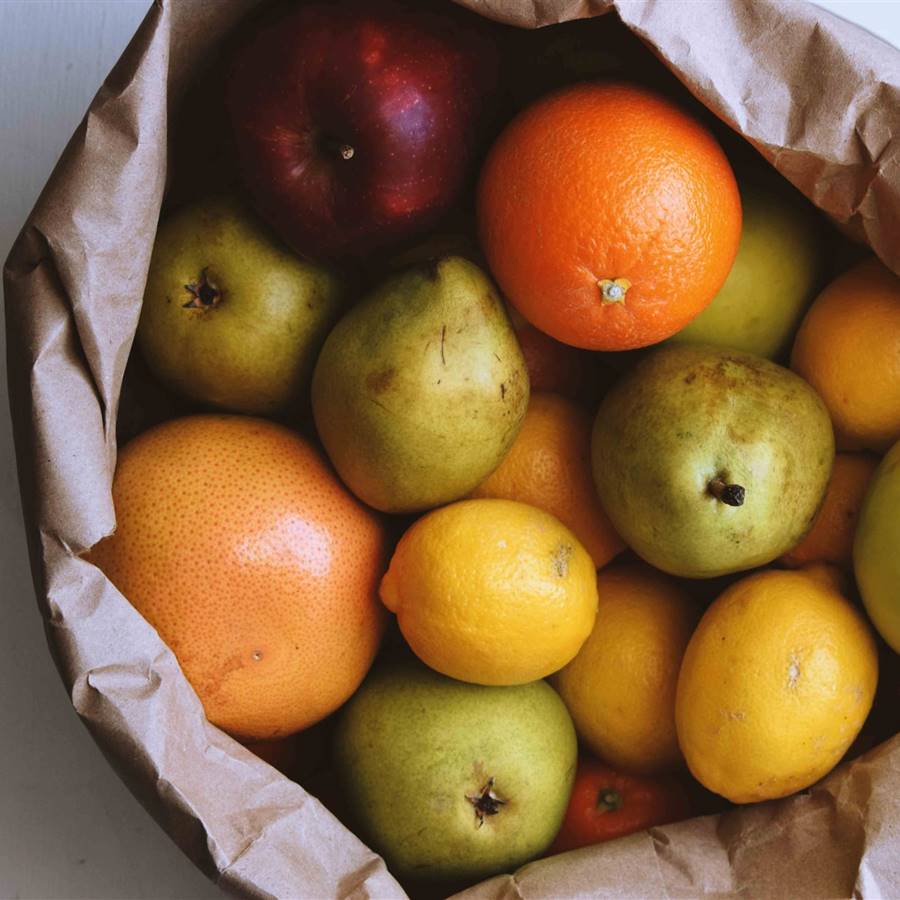 Bolsa de papel con frutas