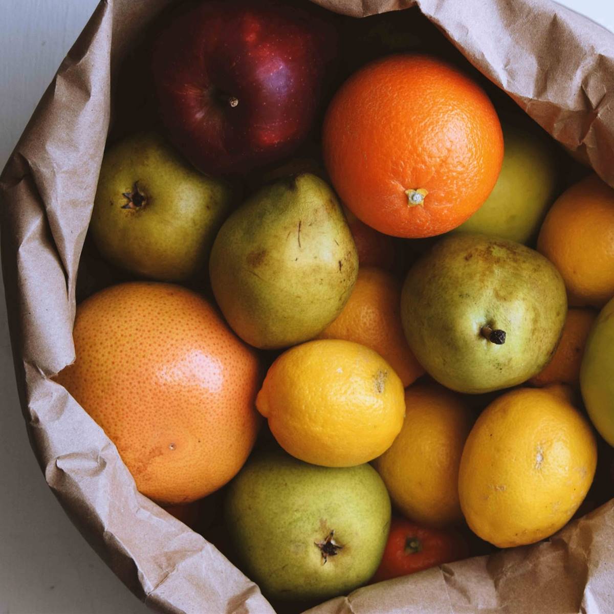 Bolsa de papel con frutas