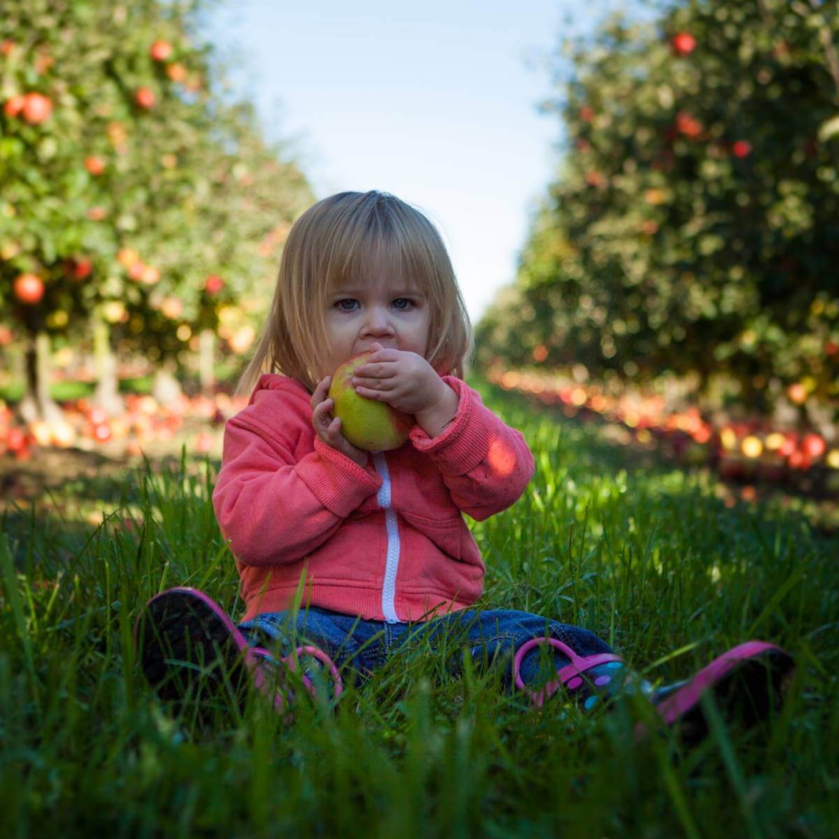niña fruta