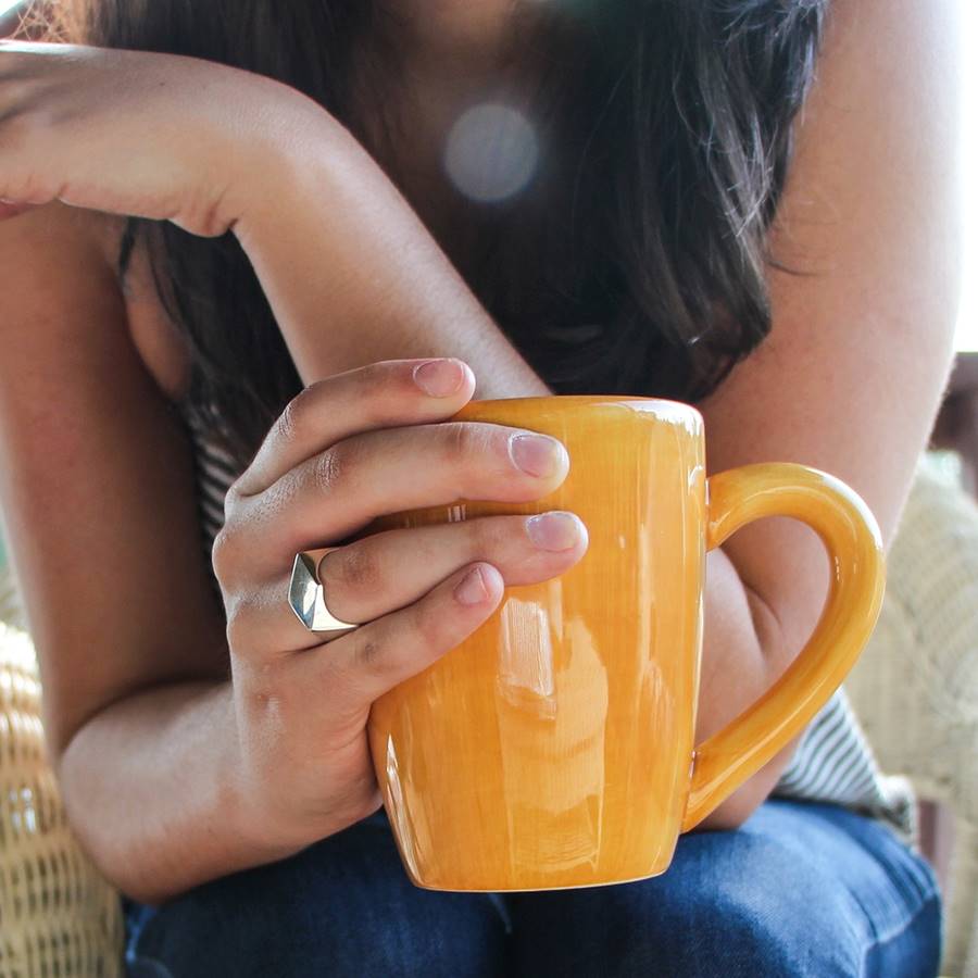 Mujer con taza