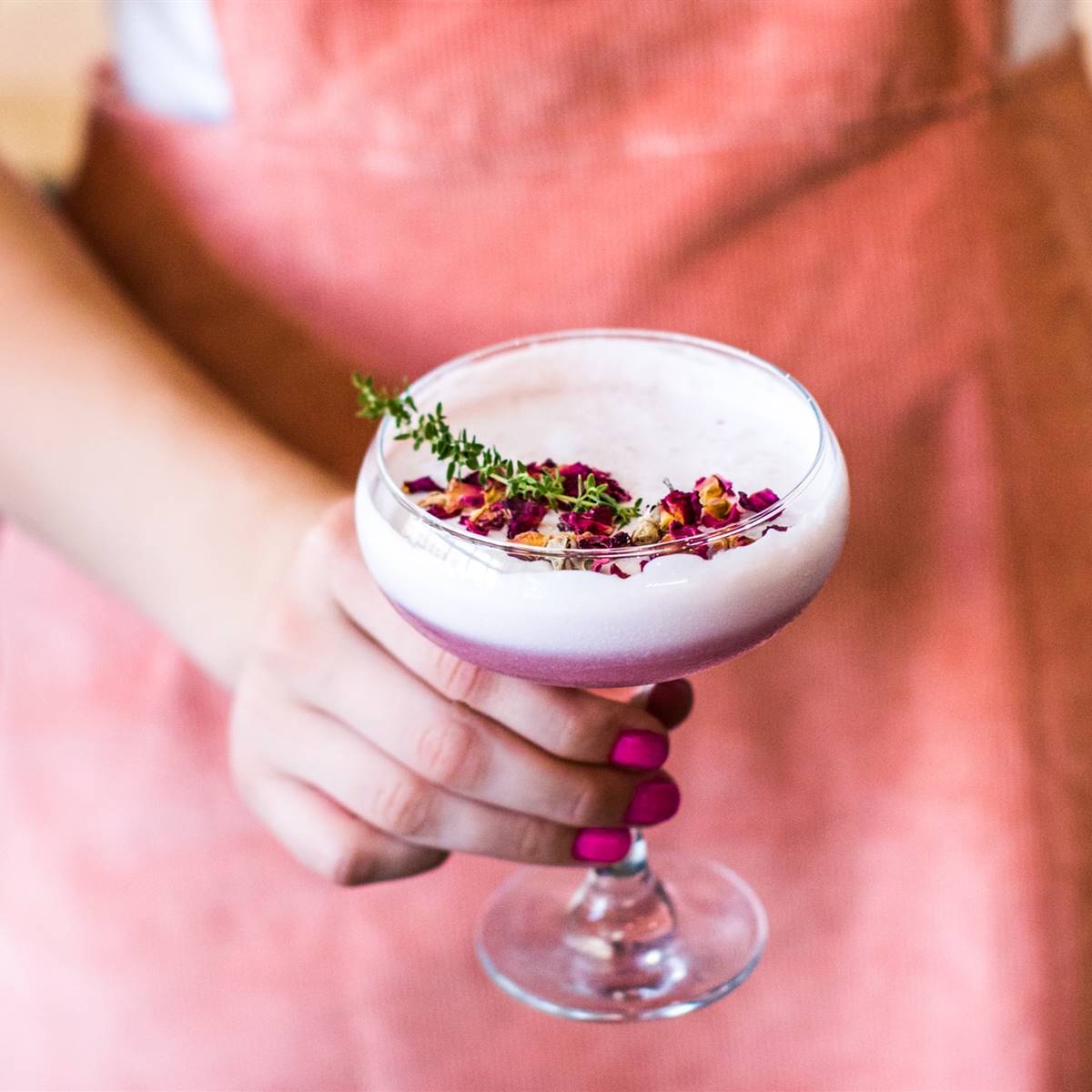 Mujer con un cocktail en la mano
