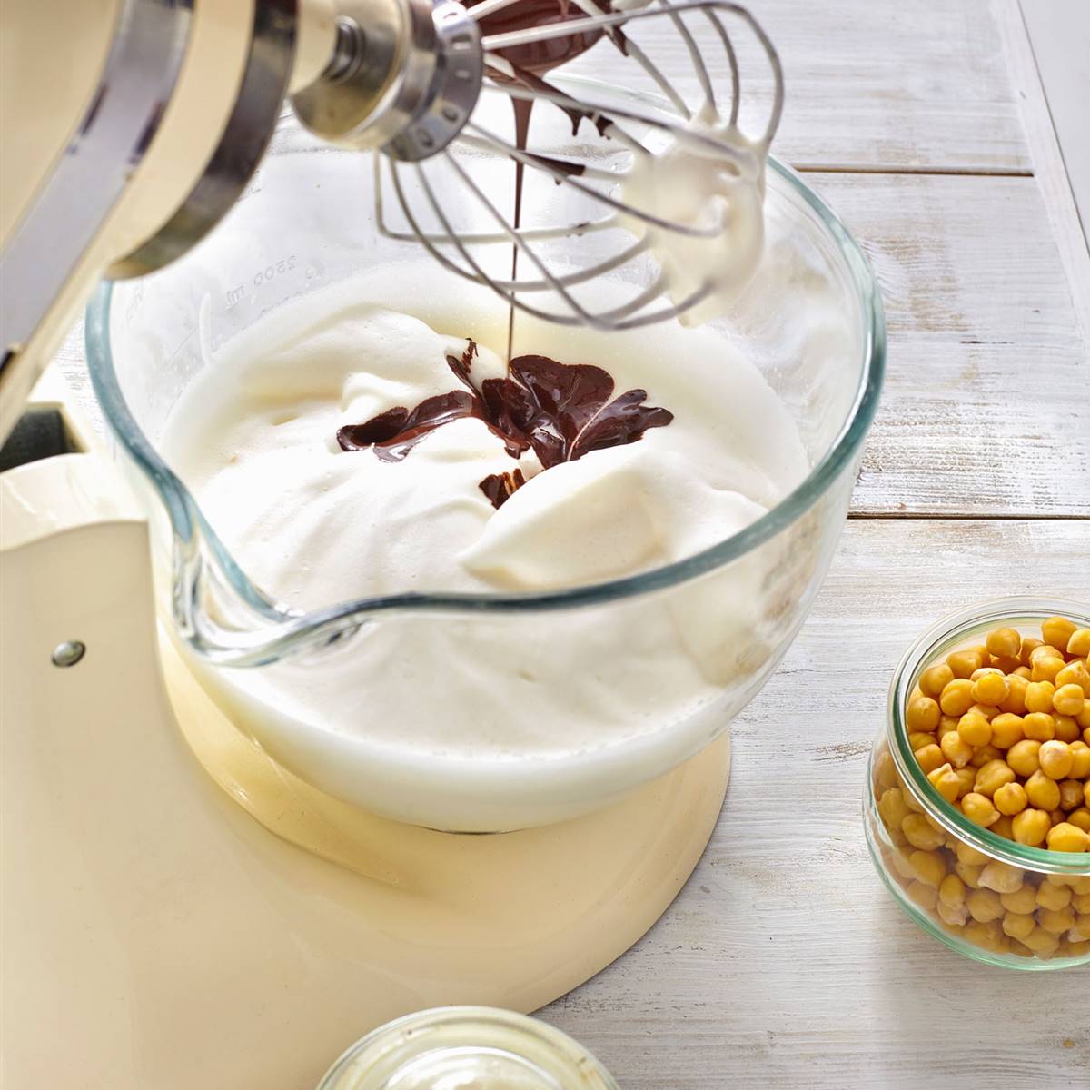 Cómo hacer merengue vegano y otras recetas con aquafaba