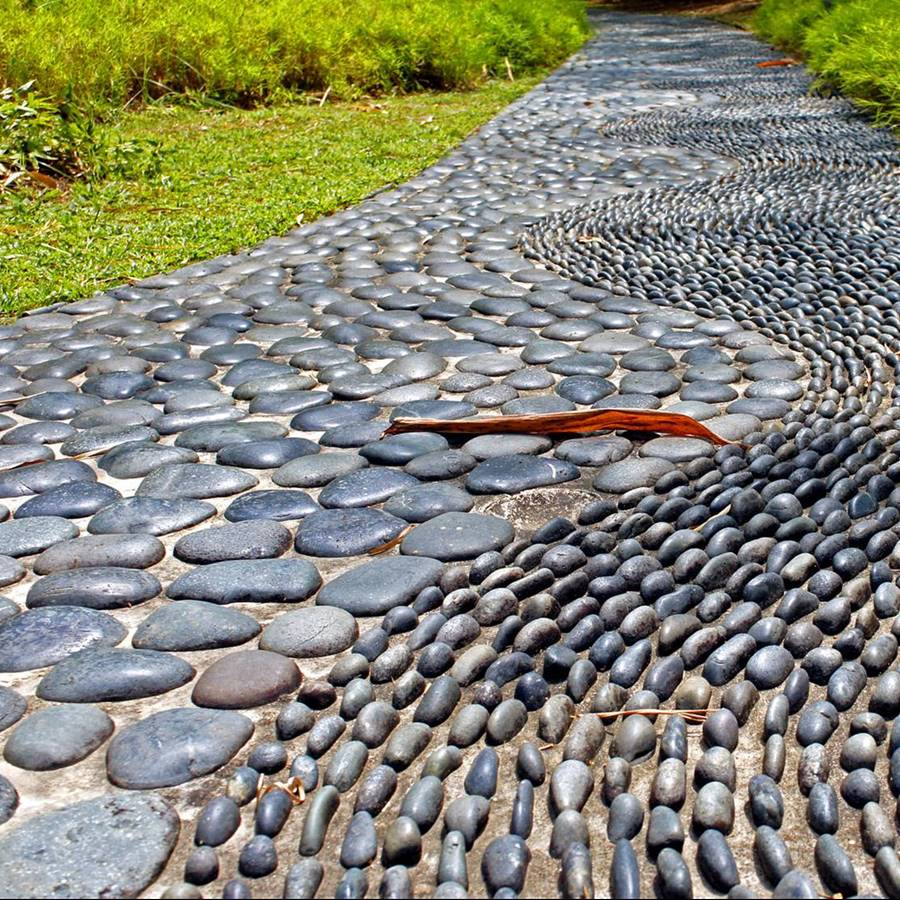 Los beneficios de caminar descalzos sobre cantos rodados