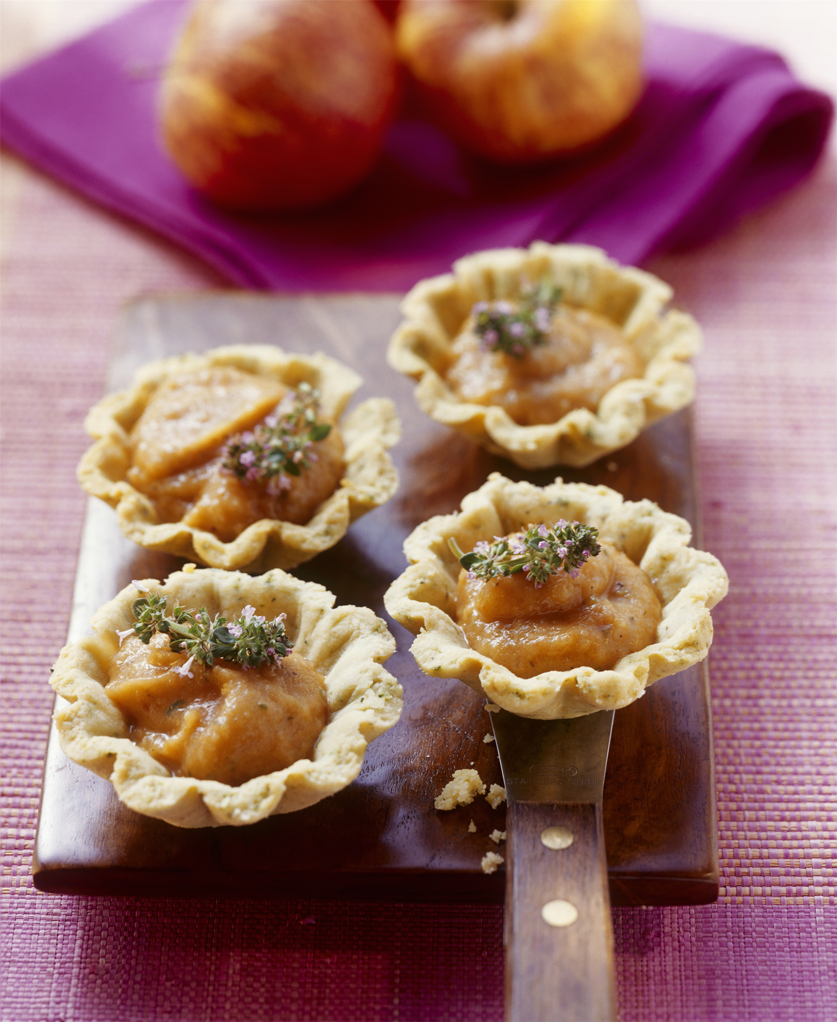 Tartaletas de tomate y manzana