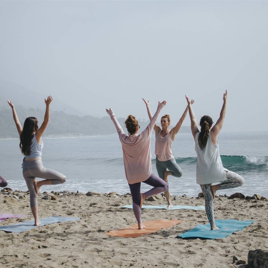 Posturas yoga playa