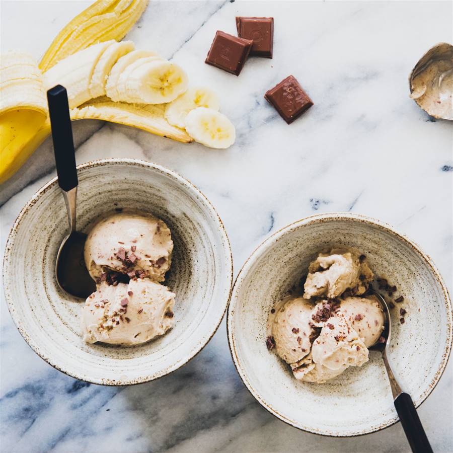 Desayuno saludable: helado de yogur, plátano y nueces