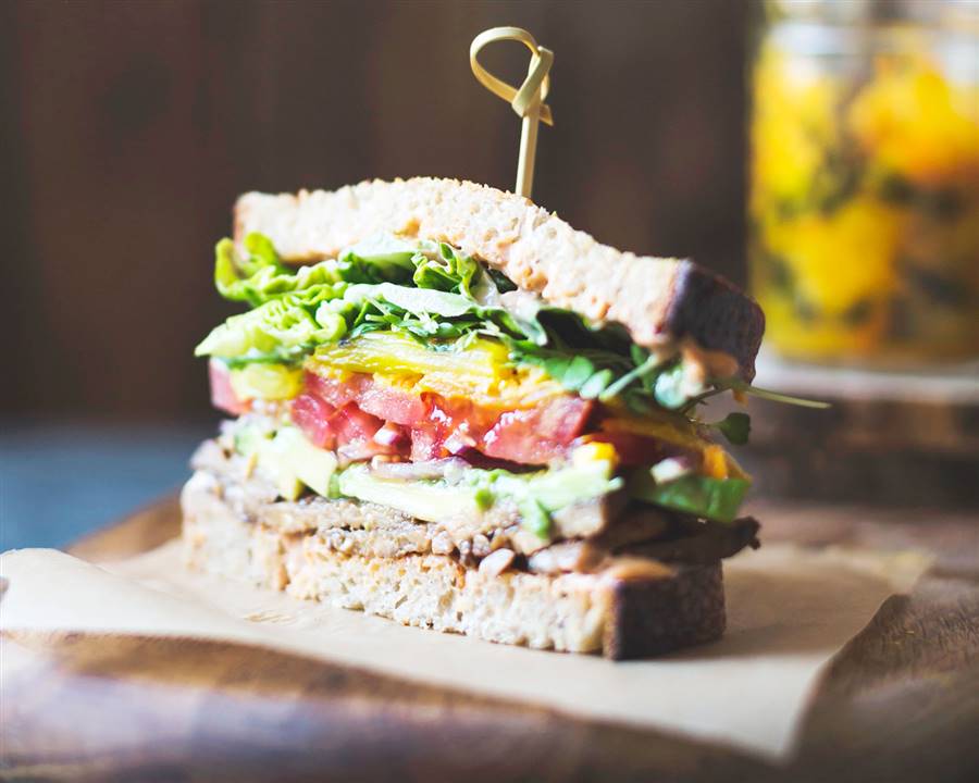 Receta para la playa: sandwich vegetal de tempeh con aguacate