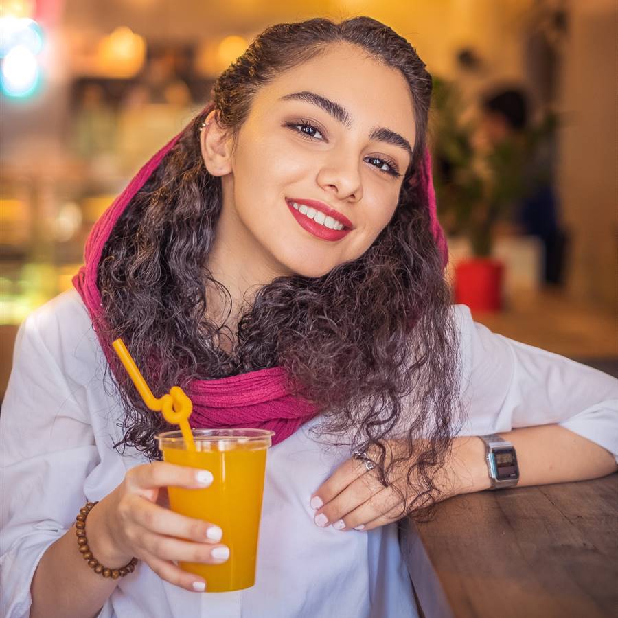 Chica bebiendo zumo de naranja