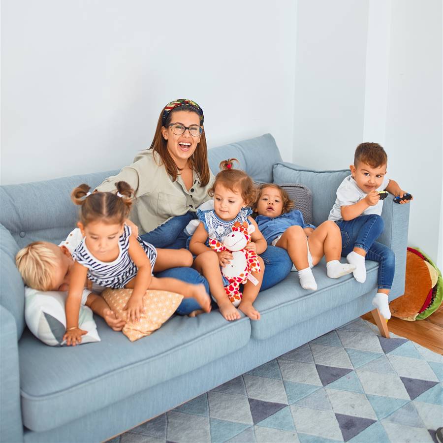 Mujer con niños en un sofá