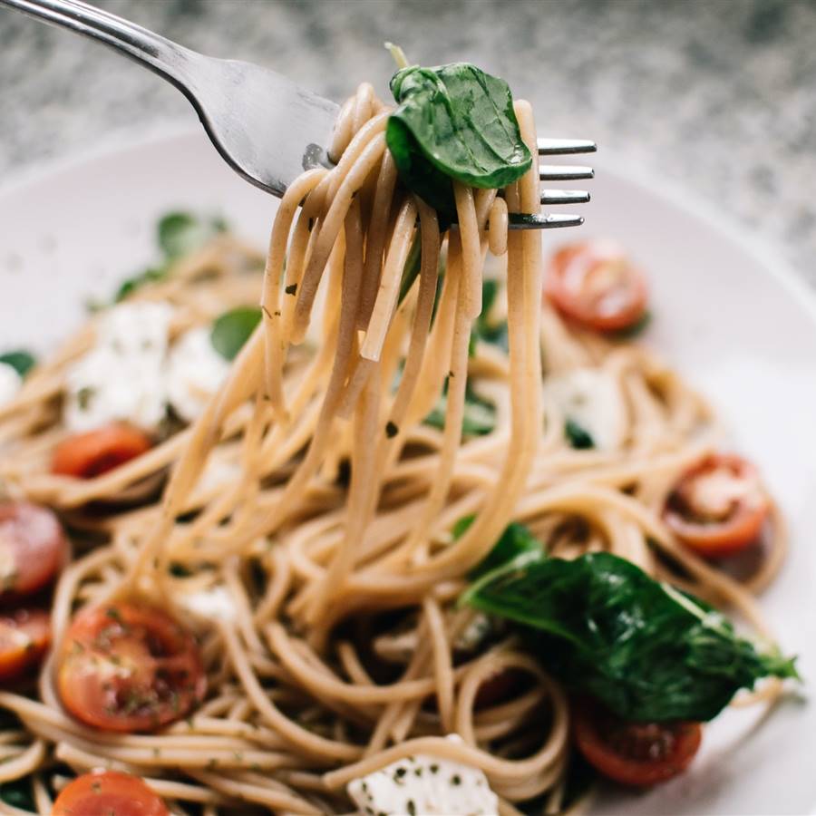 Plato de espaguettis con albahaca y tomate