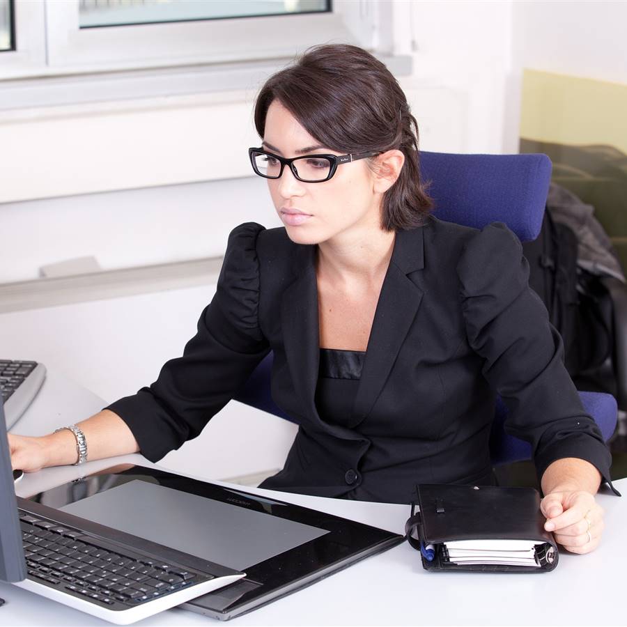 Mujer haciendo trabajo de oficina