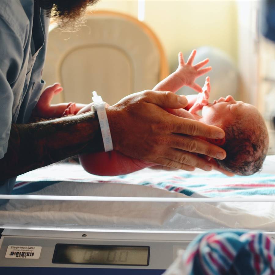 Oír la voz de la madre reduce el dolor en los bebés prematuros