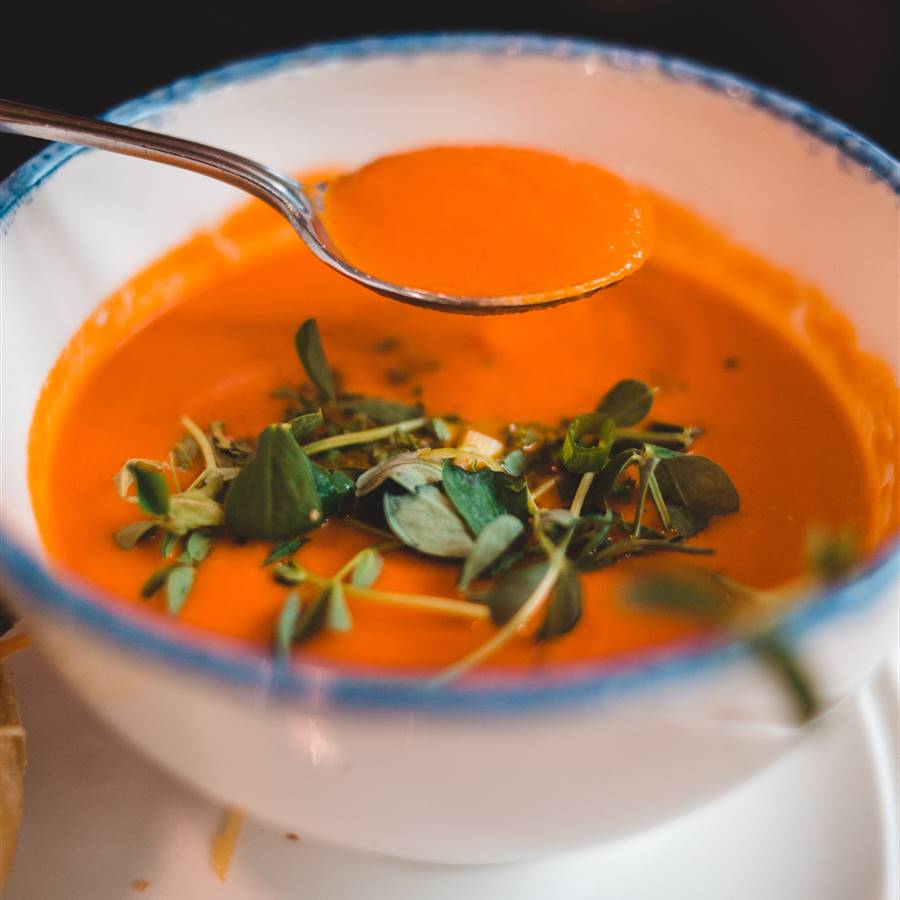 Sopa espolvoreada con berros