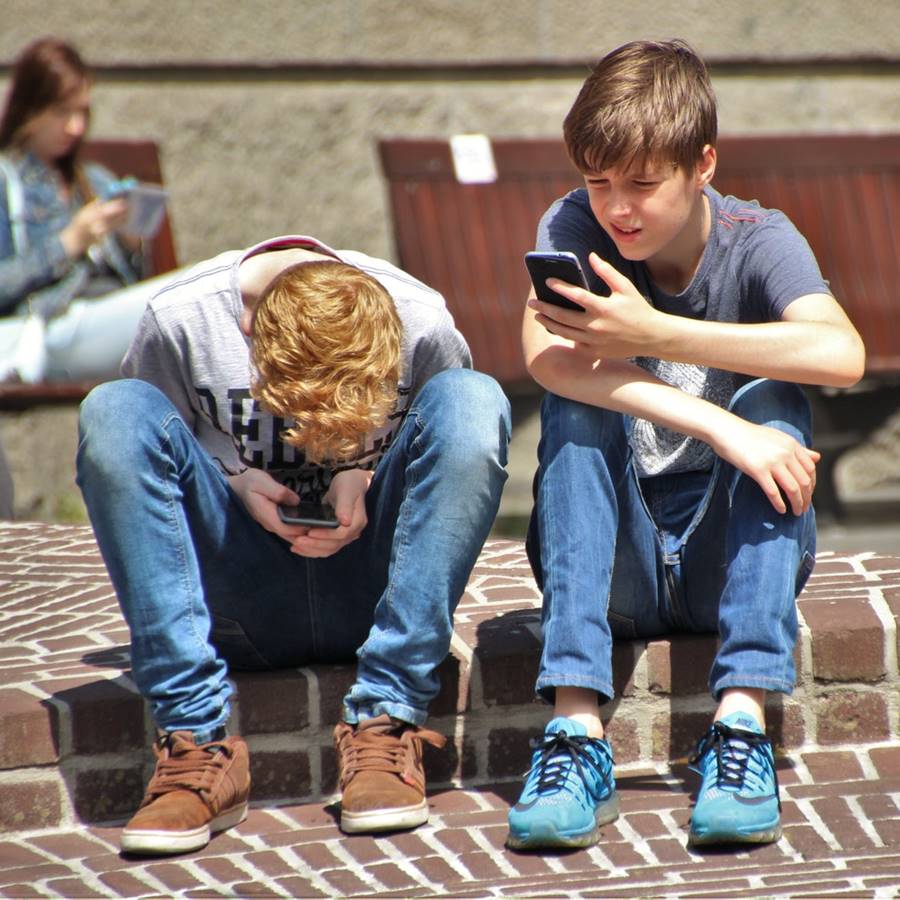 Enfermedades sociales "contagiadas" entre adolescentes a través de las redes