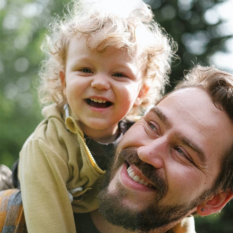 Niño pequeño con su padre