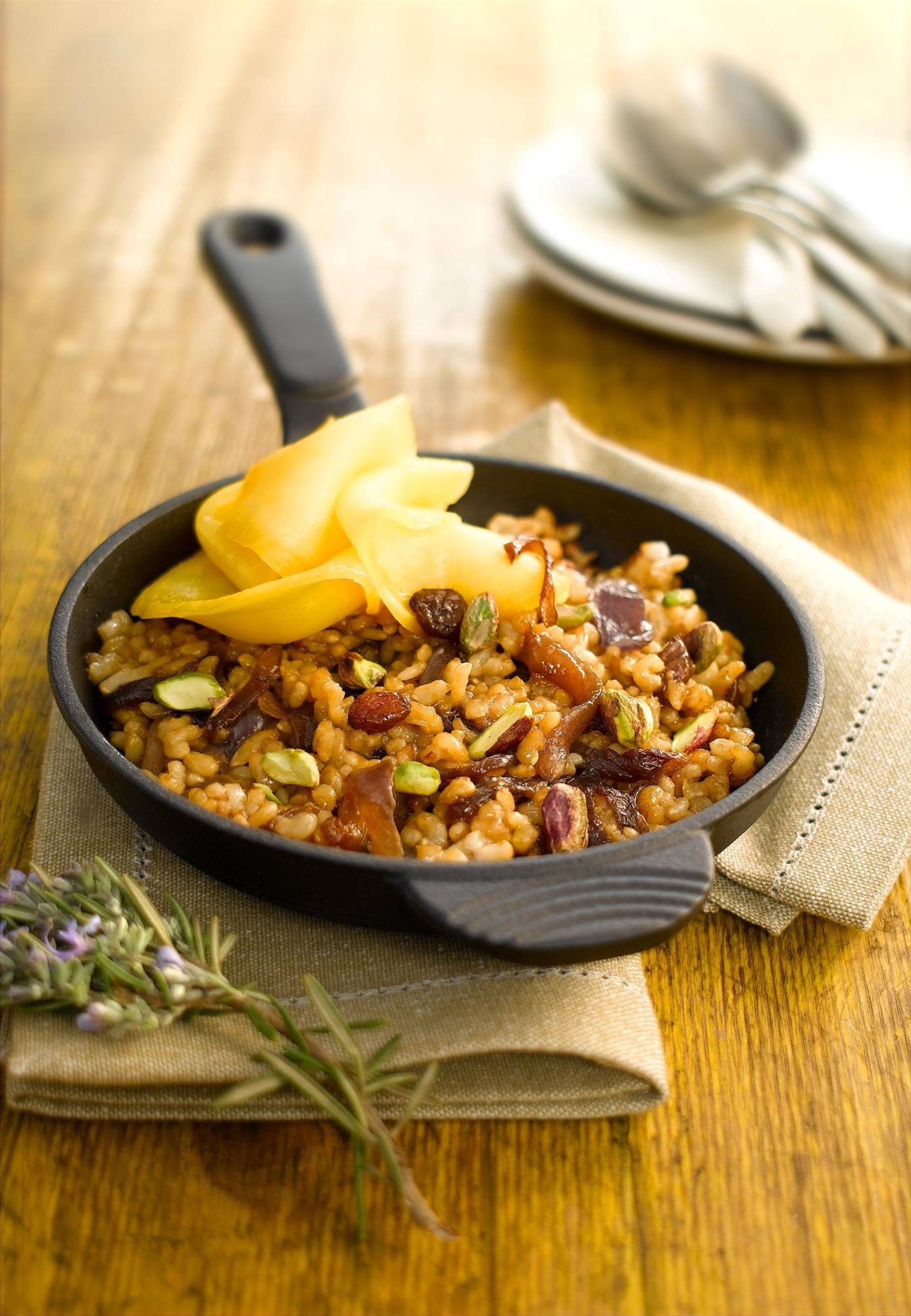 Arroz dulzón con mango y pistachos