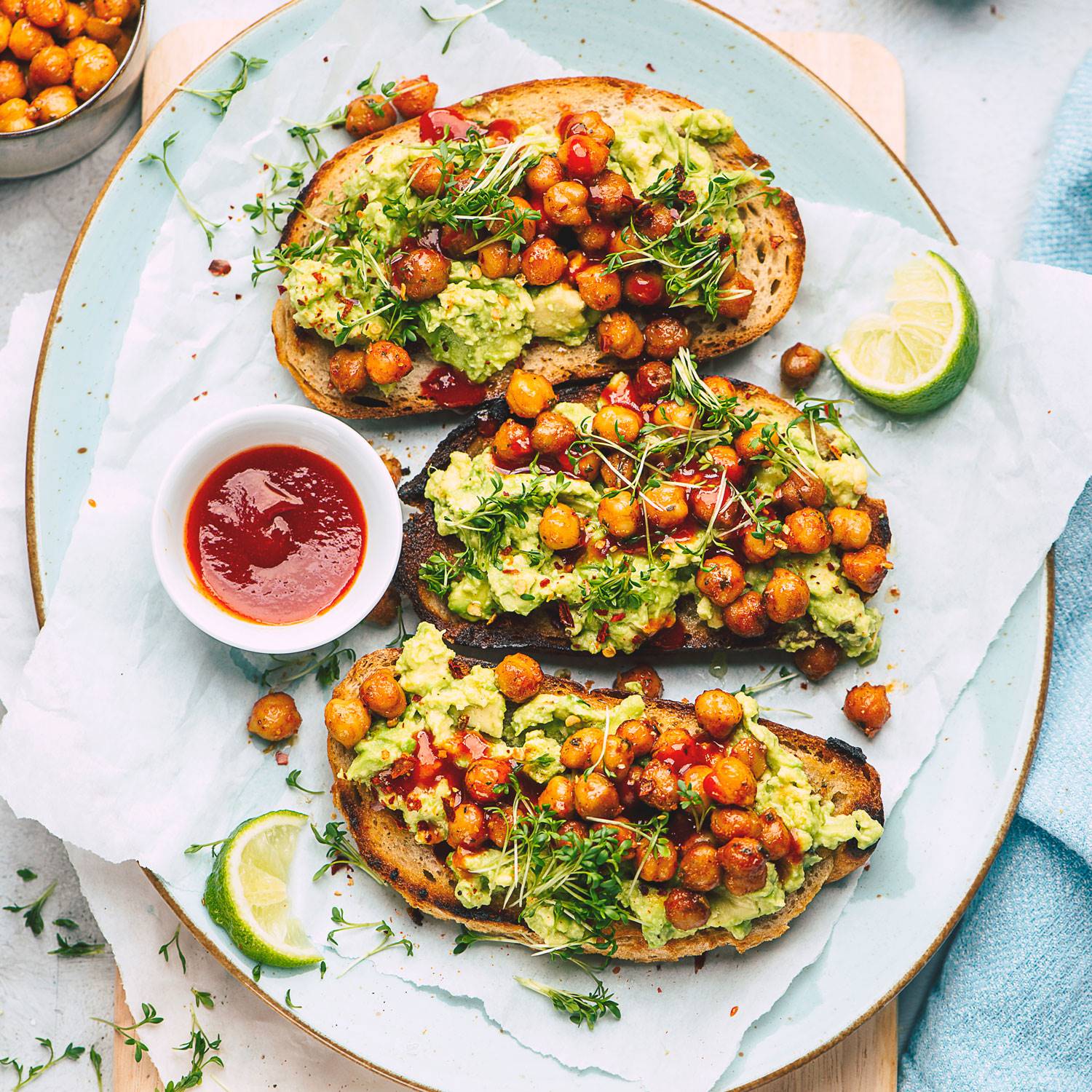 tostada-aguacate-garbanzos-crujientes. Con garbanzos crujientes y especias