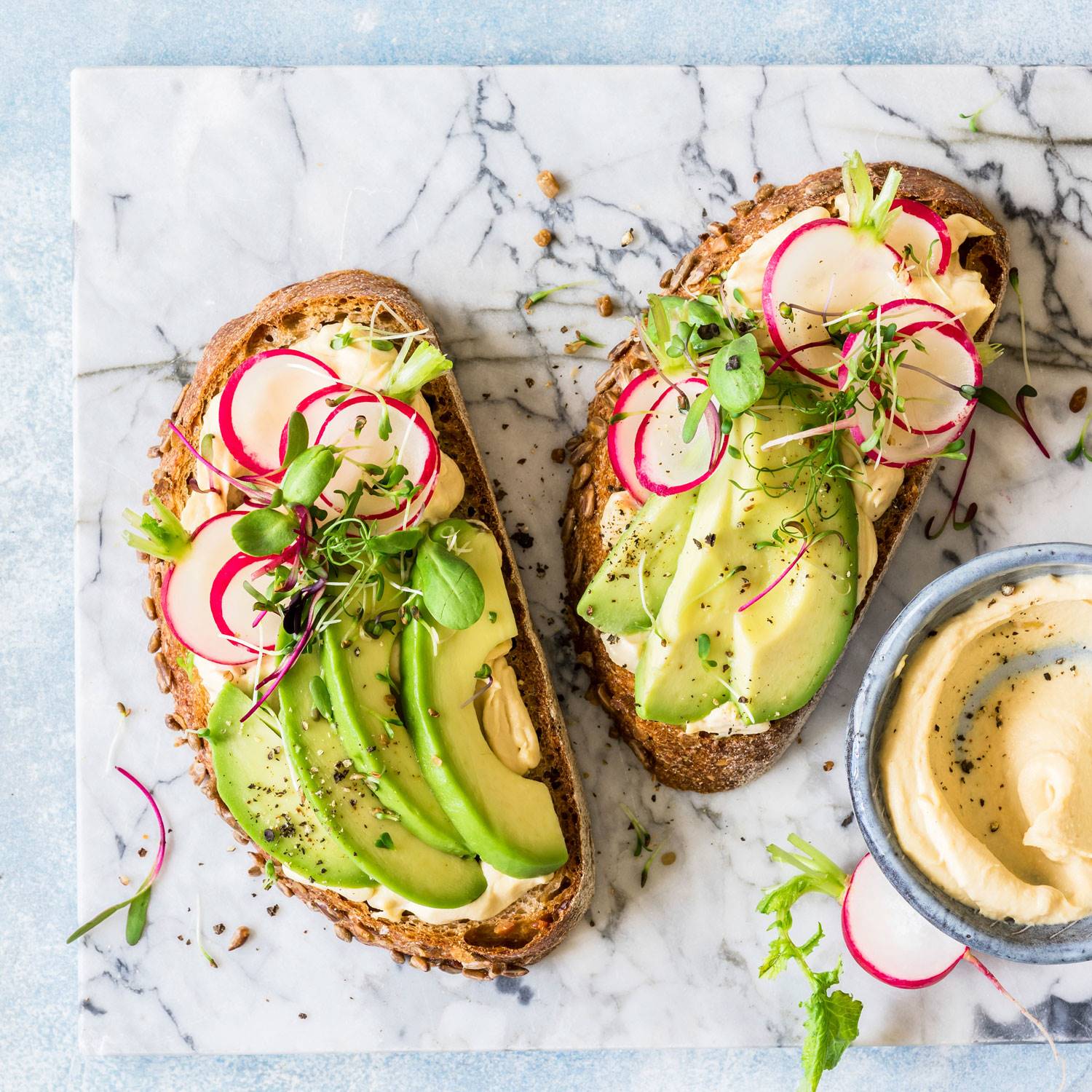 Prepárate para una tostada de aguacate que te hará la boca agua! 🥑🍞