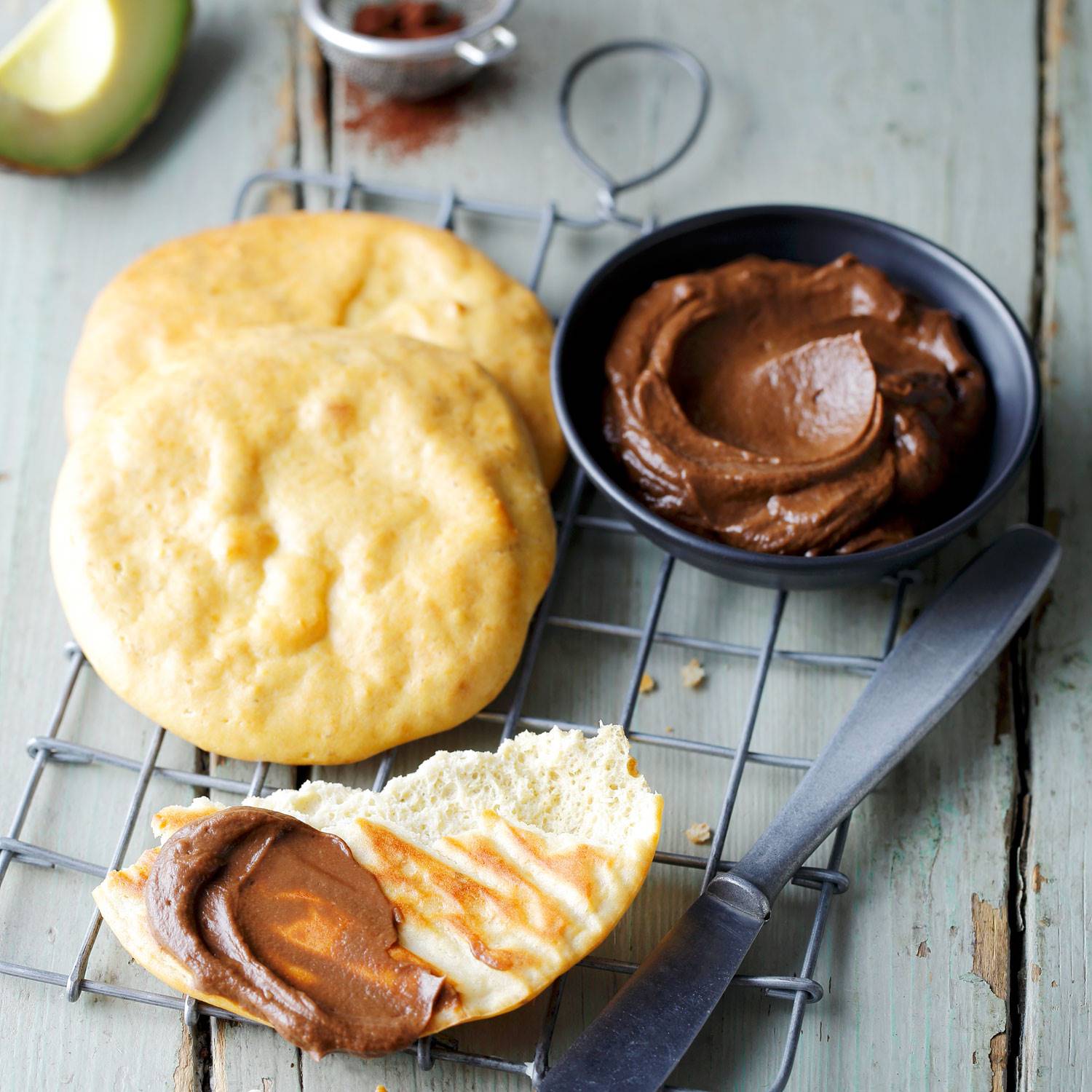 tostada-aguacate-cacao. De crema de cacao con aguacate
