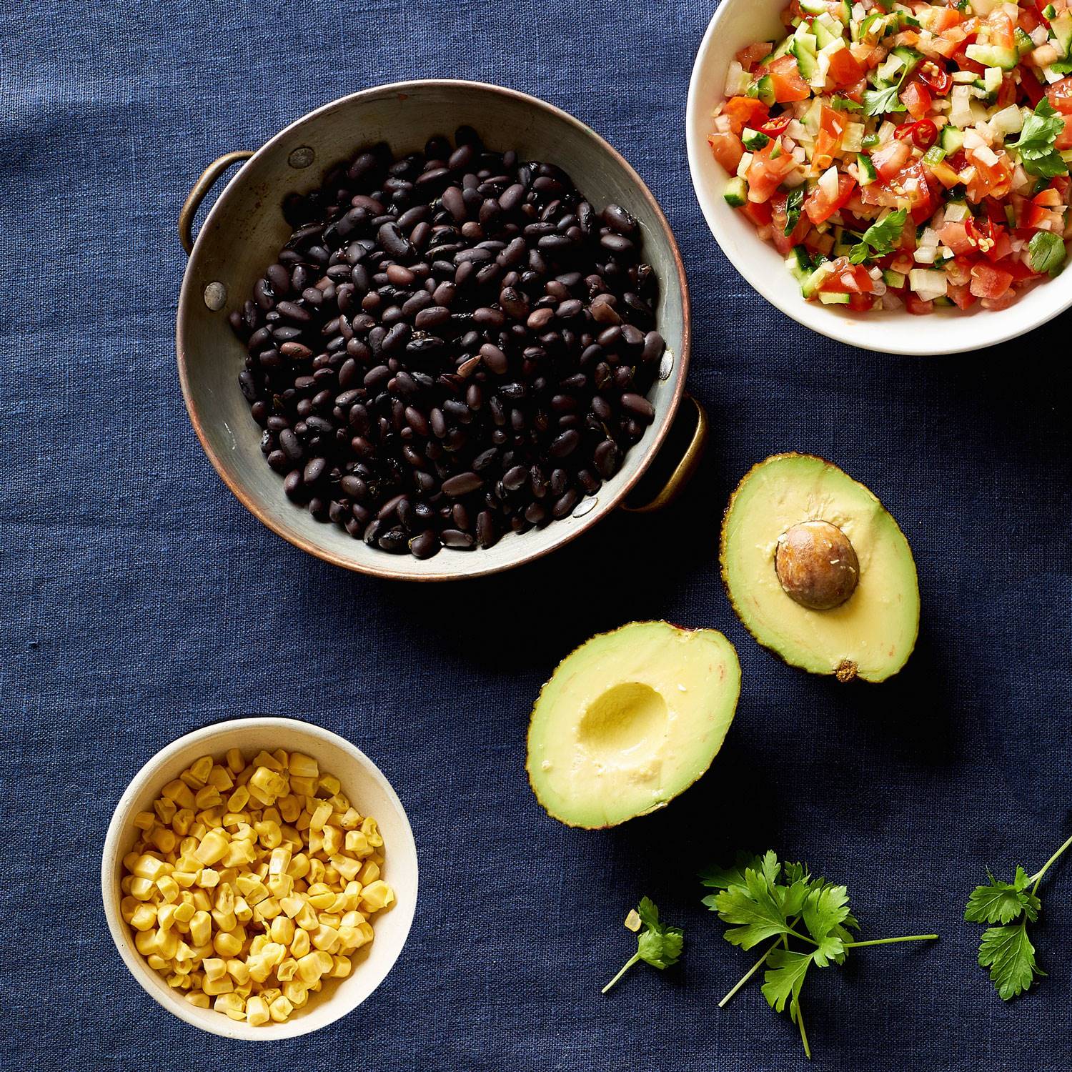 tostada-aguacate-texmex. Con frijoles, maíz y cilantro