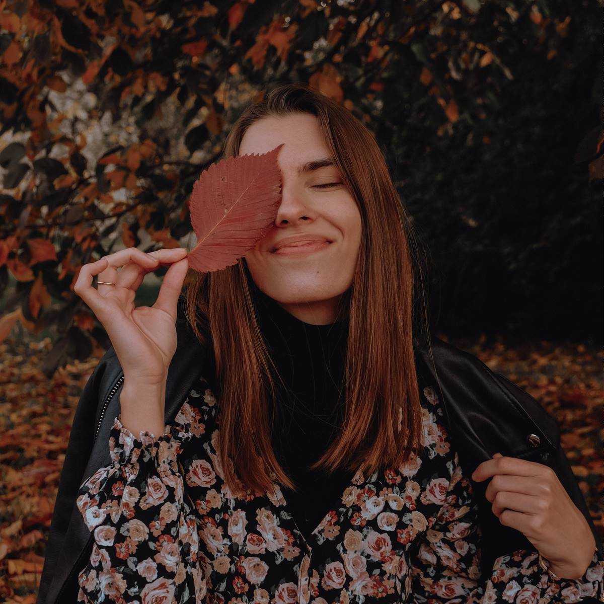 Chica con hoja de árbol en la mano