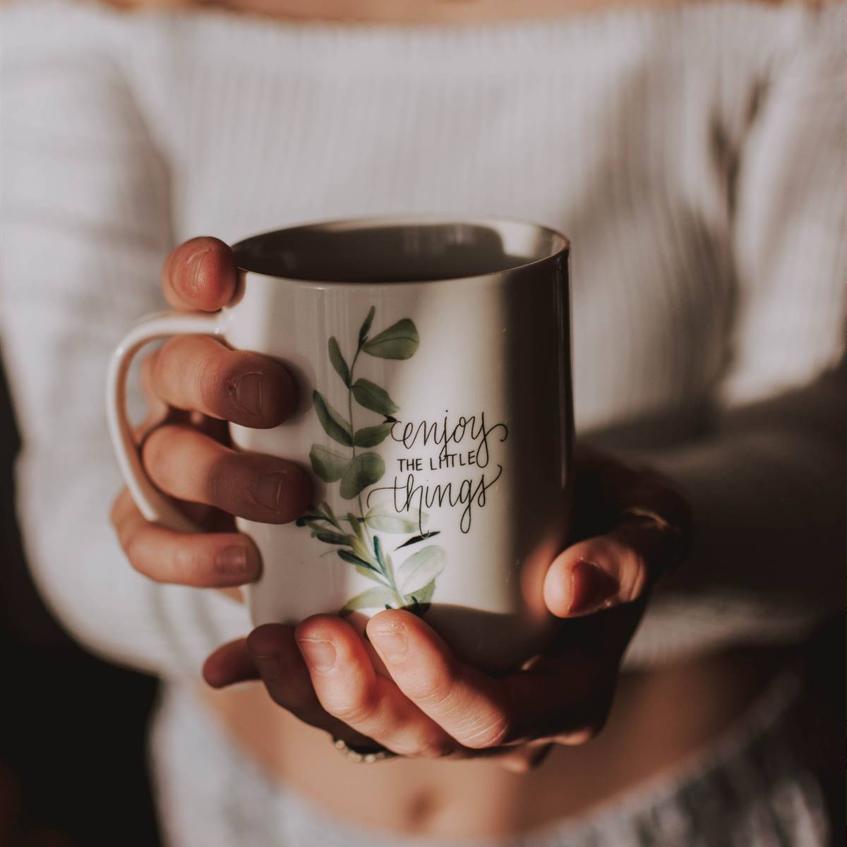 Mujer sosteniendo una taza