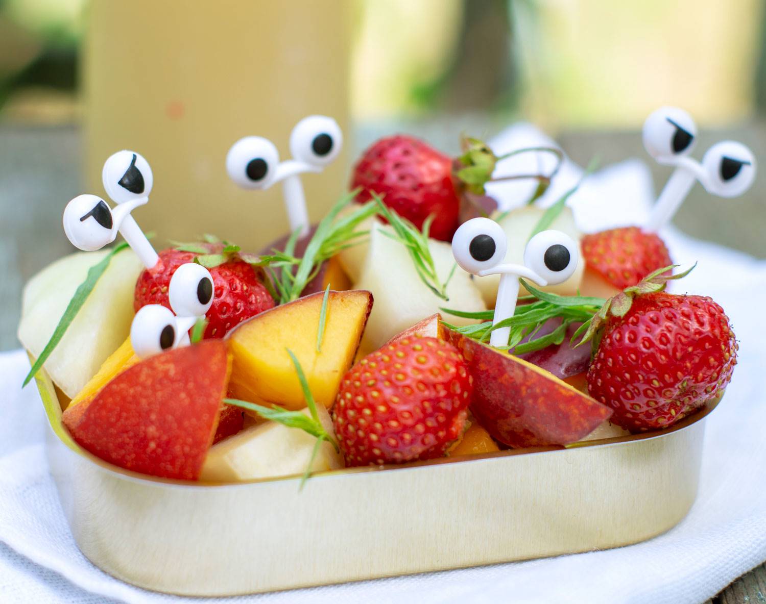 snacks-ninos-pequenos-fruta-cortada. Fruta cortada