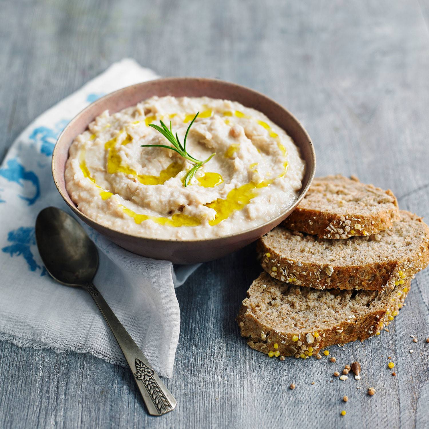 snacks-ninos-pequenos-hummus-pan-integral. Hummus con pan integral