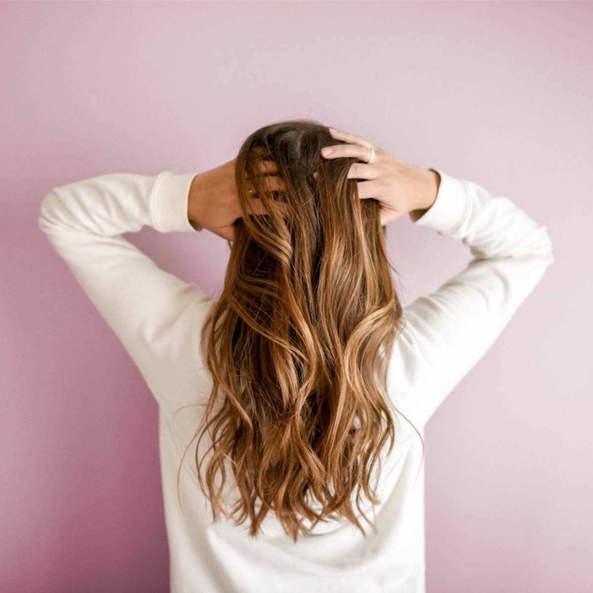 Mujer con cabello largo de espaldas