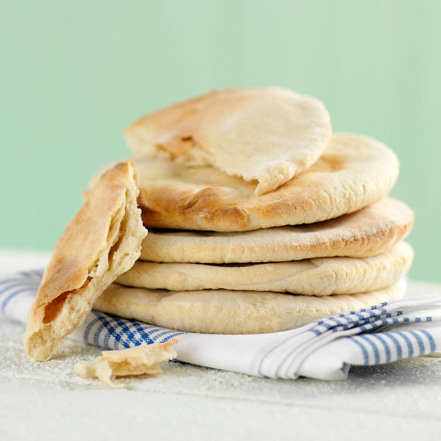 snacks-ninos-pequenos-crema-cacahuete-pan-pitta. Pan de pita con crema de cacahuete y plátano