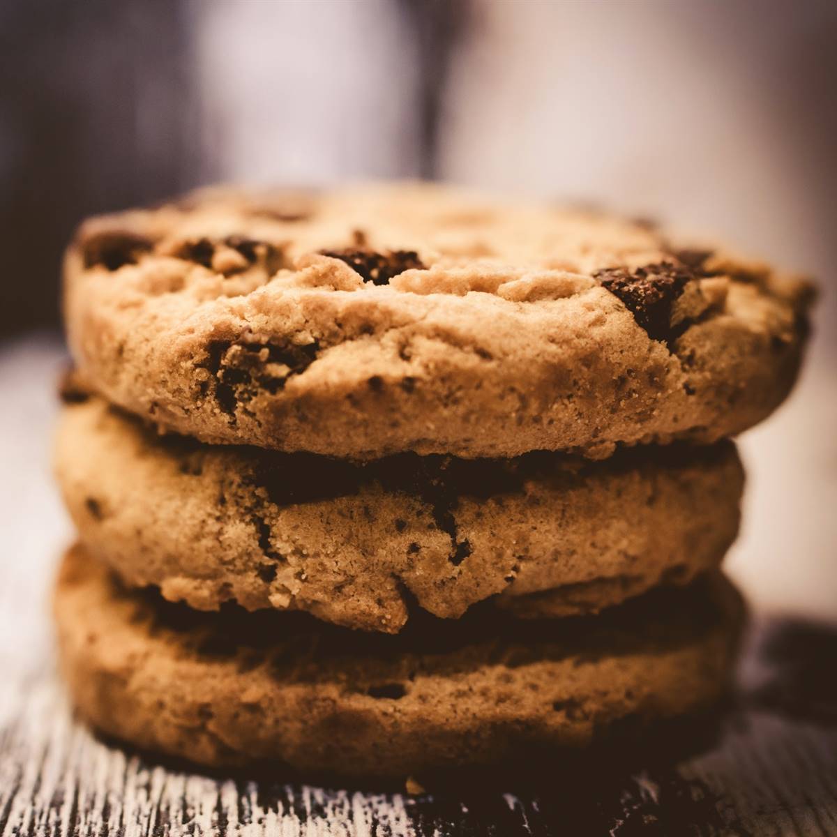 Tres galletas en una mesa enharinada