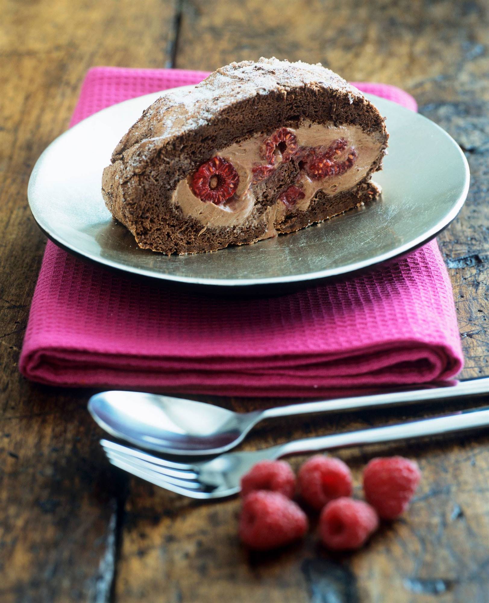 401679. Brazo de gitano de chocolate con frambuesas