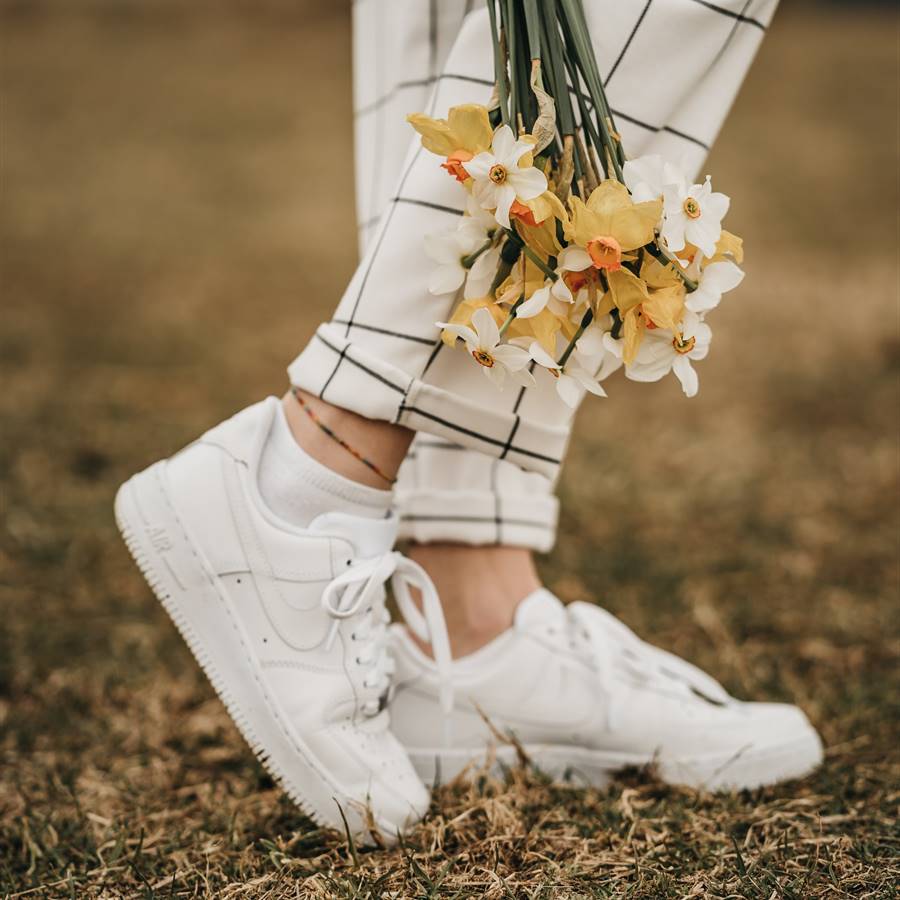 4 productos caseros para limpiar las zapatillas blancas 