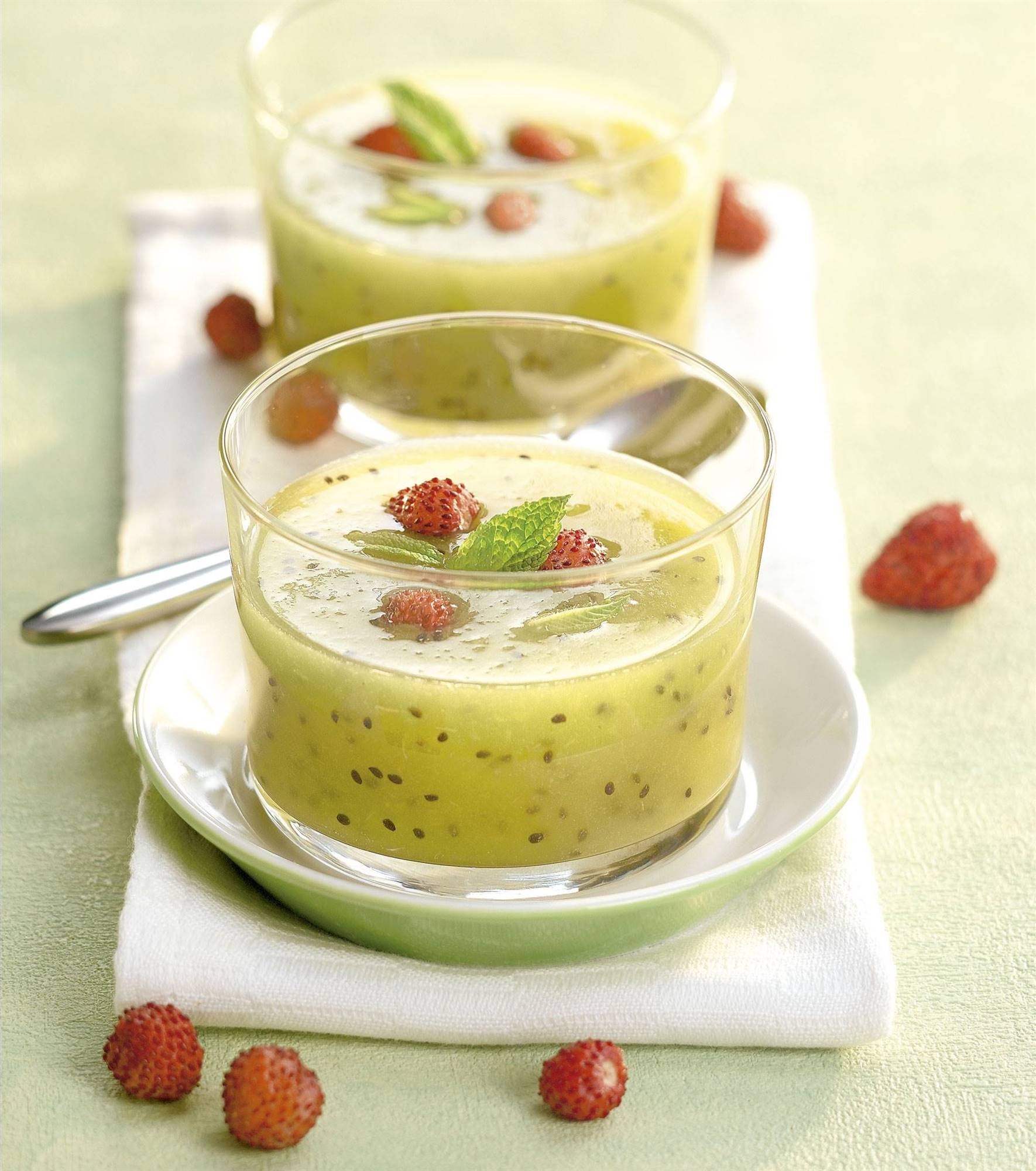 00161129. Crema de kiwi con fresas silvestre