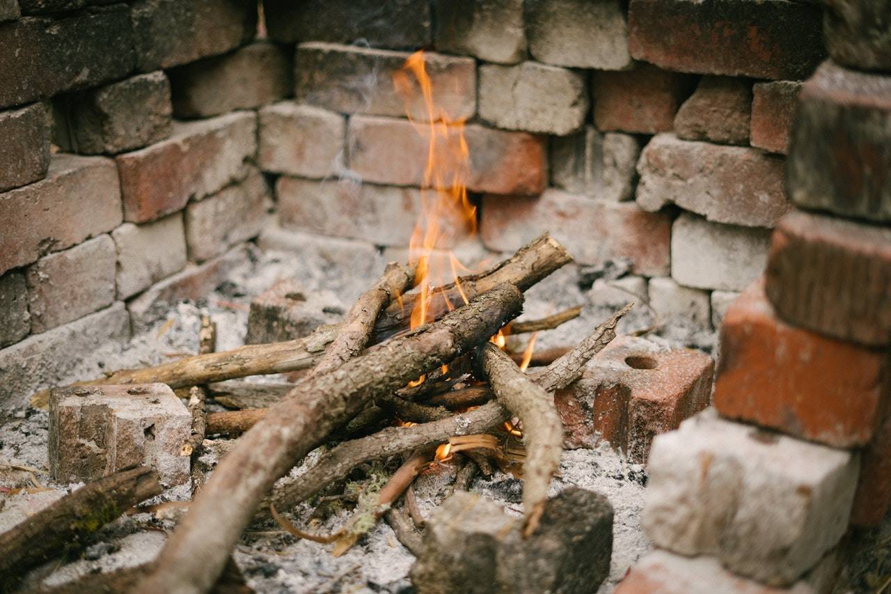 10 formas de reutilizar las cenizas de la chimenea