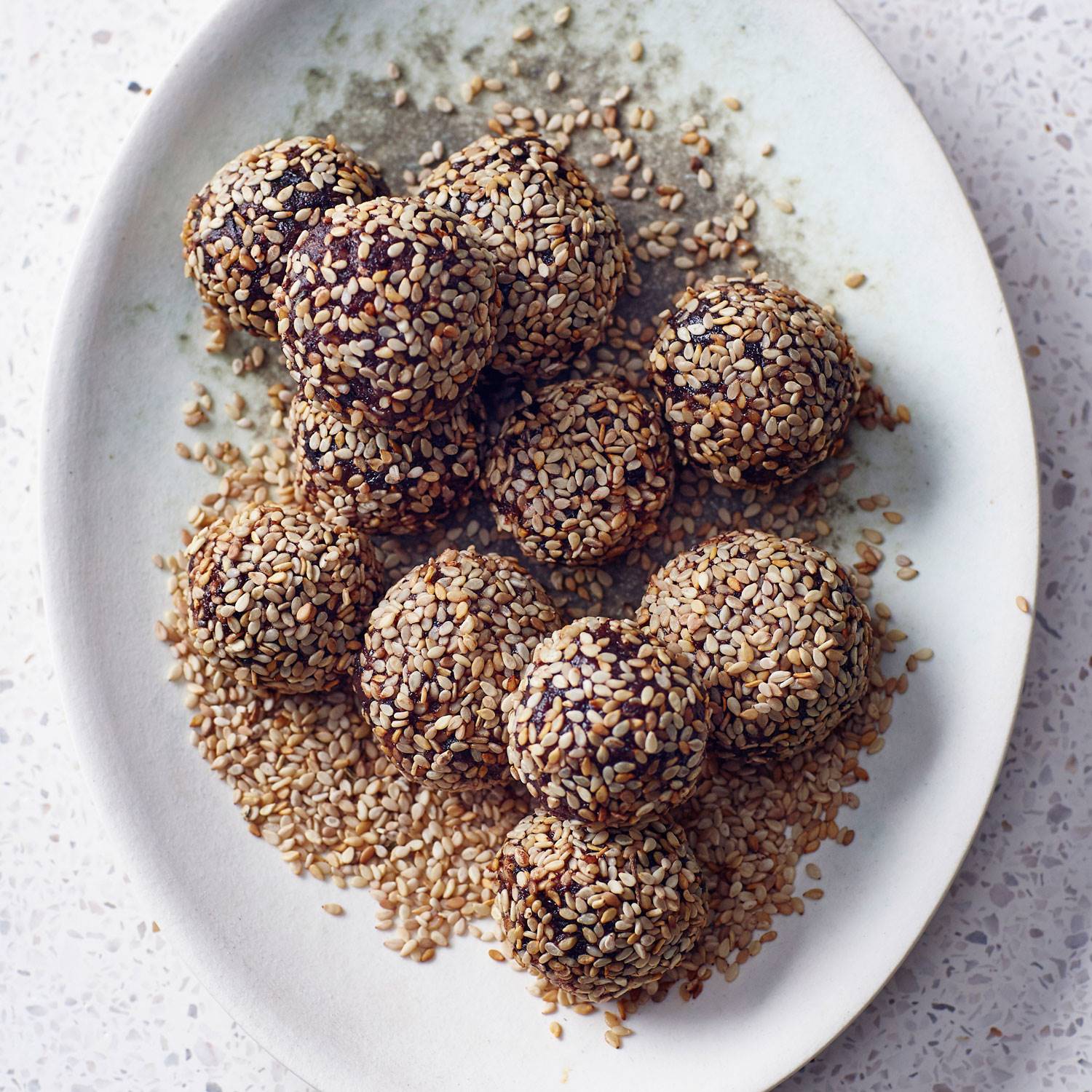 recetas-tahini-bolitas-datiles. Bolitas de dátiles y sésamo