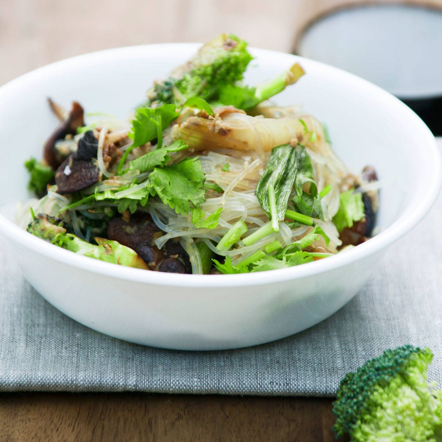recetas-tahini-tallarines-brocoli-setas. Noodles de arroz con brócoli y tahini