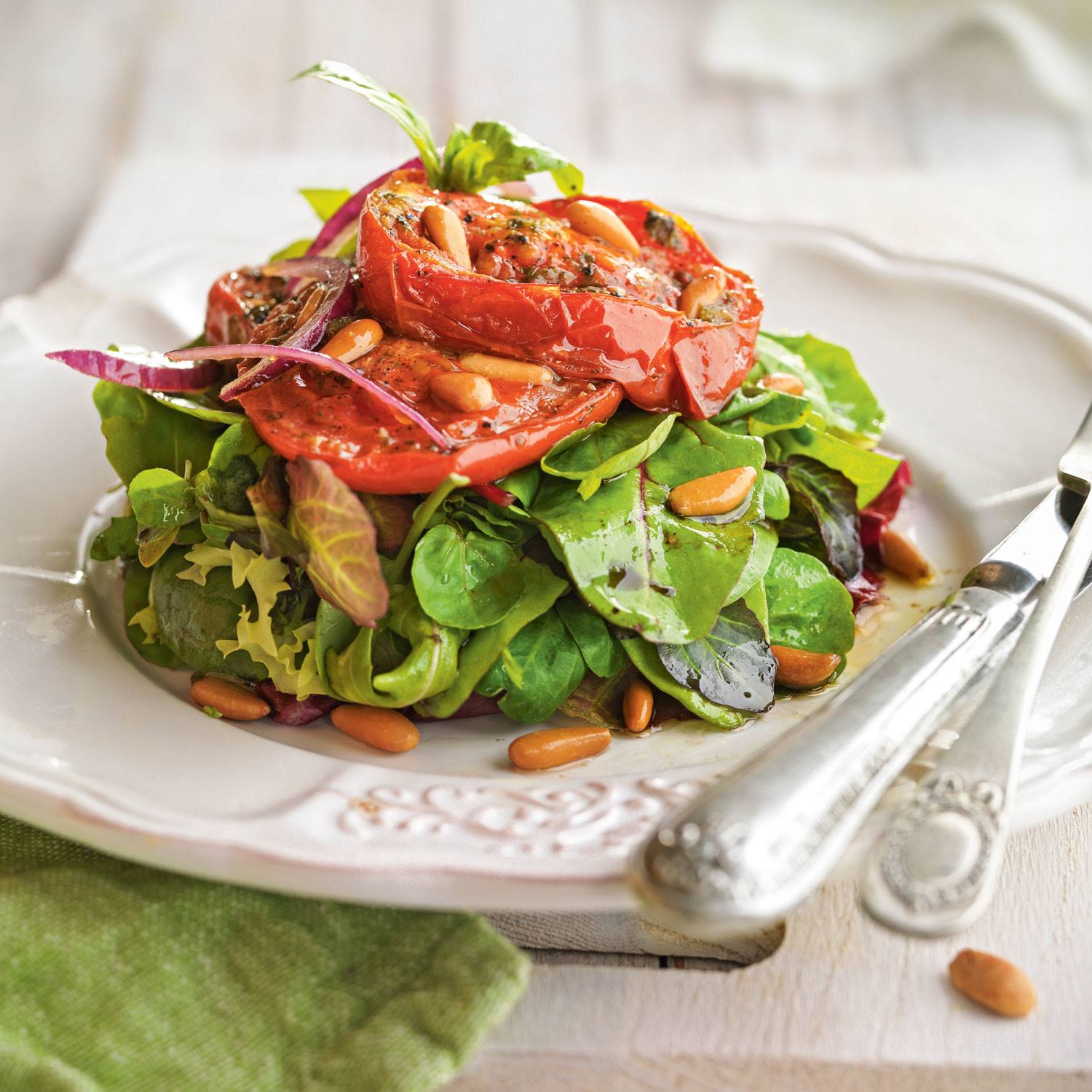 cenas-antiinflamatorias-ensalada-tibia-tomate-albahaca