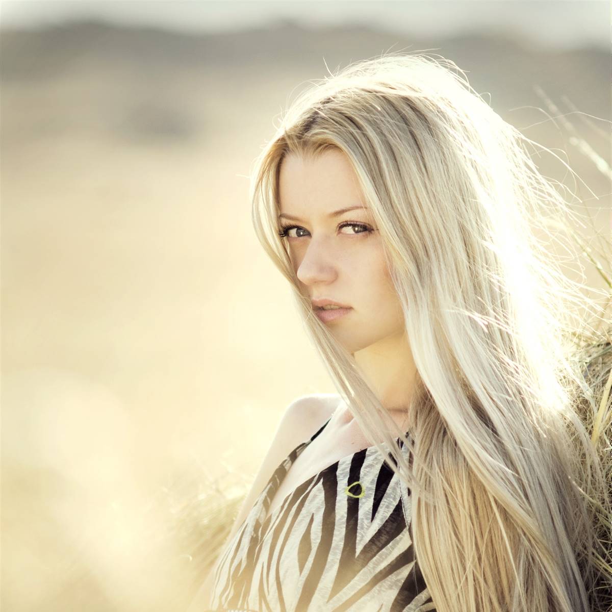 Chica rubia de cabello largo
