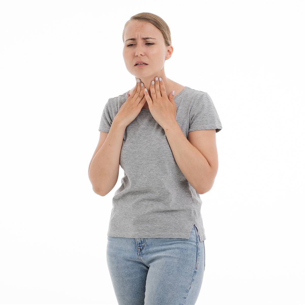 Mujer con las manos en el cuello