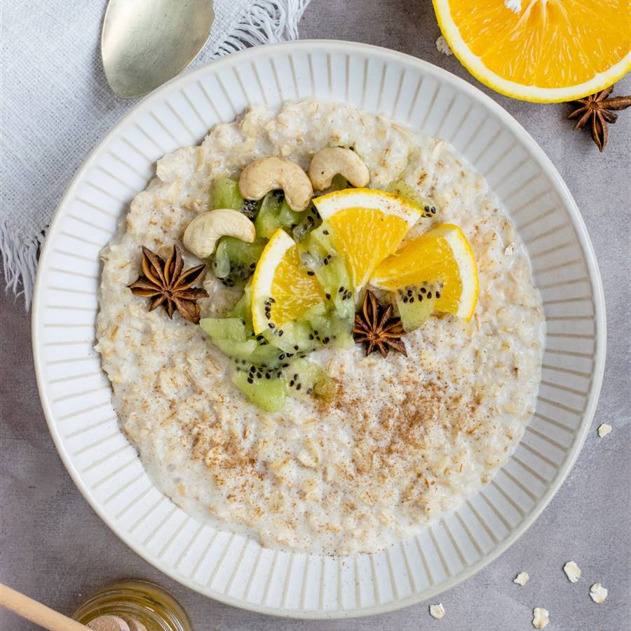 Gachas de avena con fruta fresca y nueces