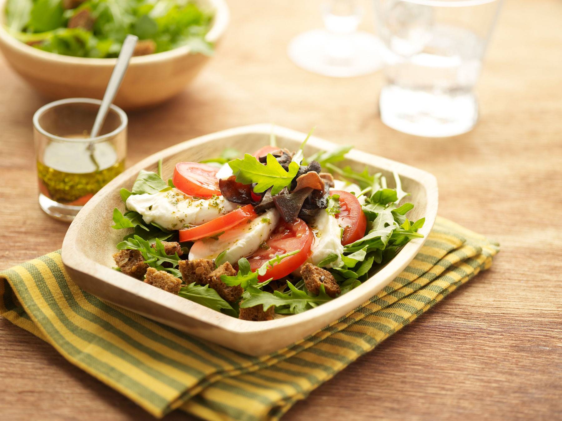 ENSALADADETOMATECONMOZZARE. Ensalada de tomate y mozzarella con trompetas de la muerte