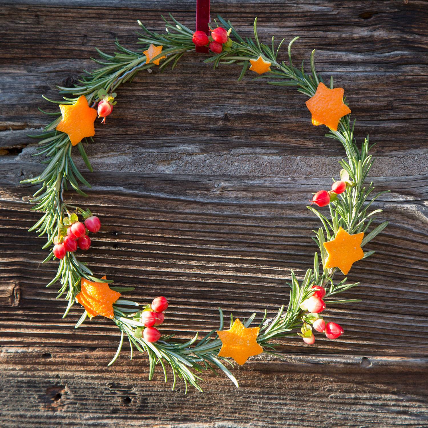 decoraciones-navidenas-sostenibles-estrellitas-naranjas. Peladuras de naranjas y limón para guirnaldas y otras decoraciones