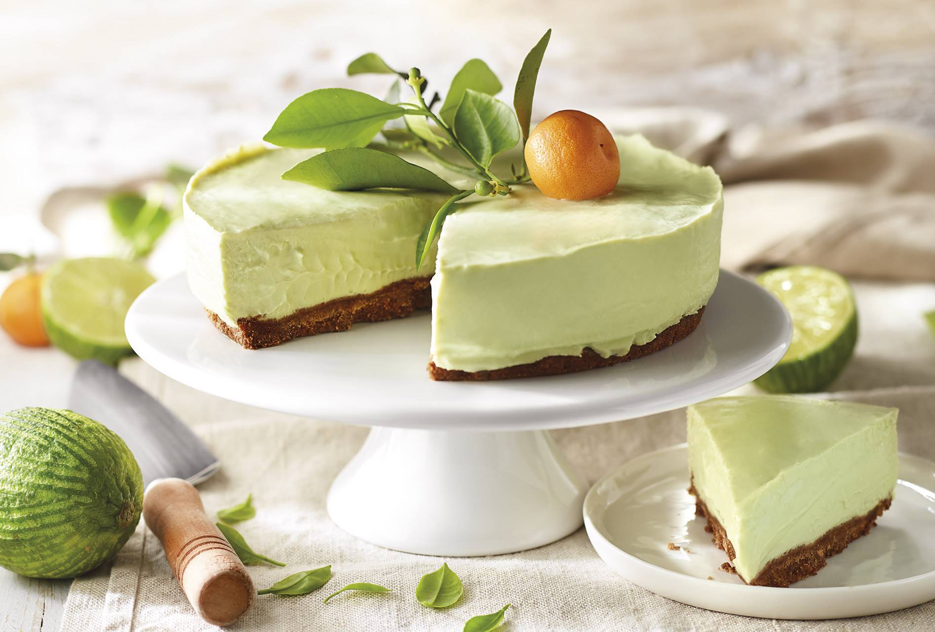 cheese-cake-vegano. Cheesecake de aguacate y lima  con coulis de frutas